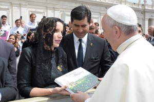 larimar films entrega documental al papa