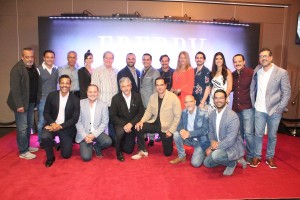 Director y productor junto al elenco