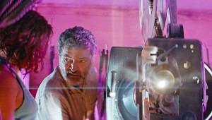 José María Cabral se interna dentro de una estructura cinematográfica arriesgada para su propia experiencia al contar la historia de Eliseo Layo (Félix Germán), un personaje de mediana edad que pasa muchas horas en solitario operando un proyector en un cine ambulante, llevando su oficio por los distintos rincones rurales de República Dominicana. Foto: Tabula Rasa Films.