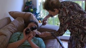 "El creador de universos", documental uruguayo de Mercedes Dominioni, cuenta la historia de Juan, un adolescente con asperger, que filma melodramas en compañía de Rosa, su abuela de 96 años. Foto: Fuente externa.